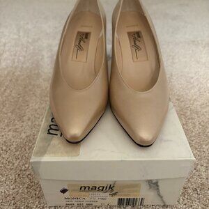 Amalfi elegant cream pointed-toe heels